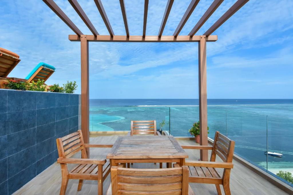 Triton Prestige Seaview and Spa 2