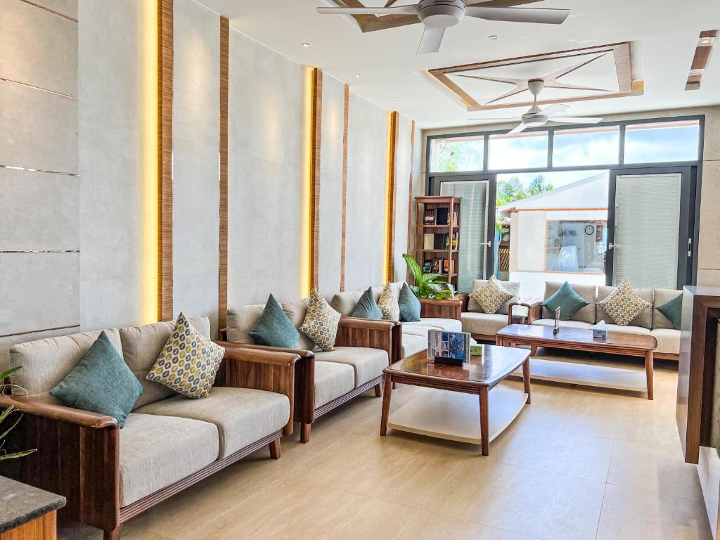 Triton Prestige Seaview and Spa 5