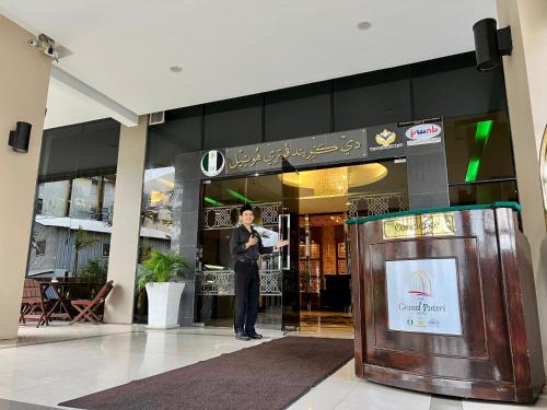 The Grand Puteri Hotel 5