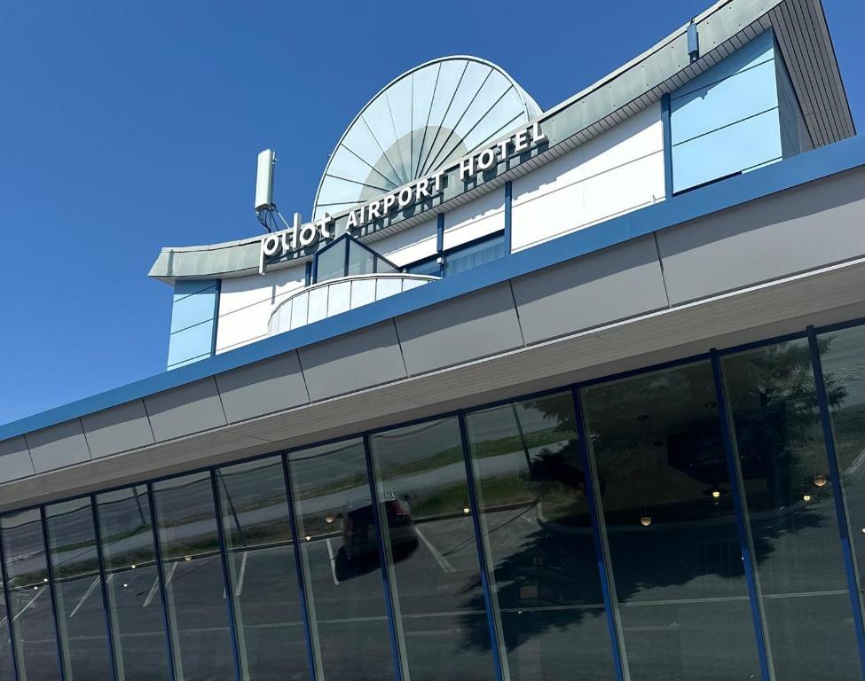 Pilot Airport Hotel 7