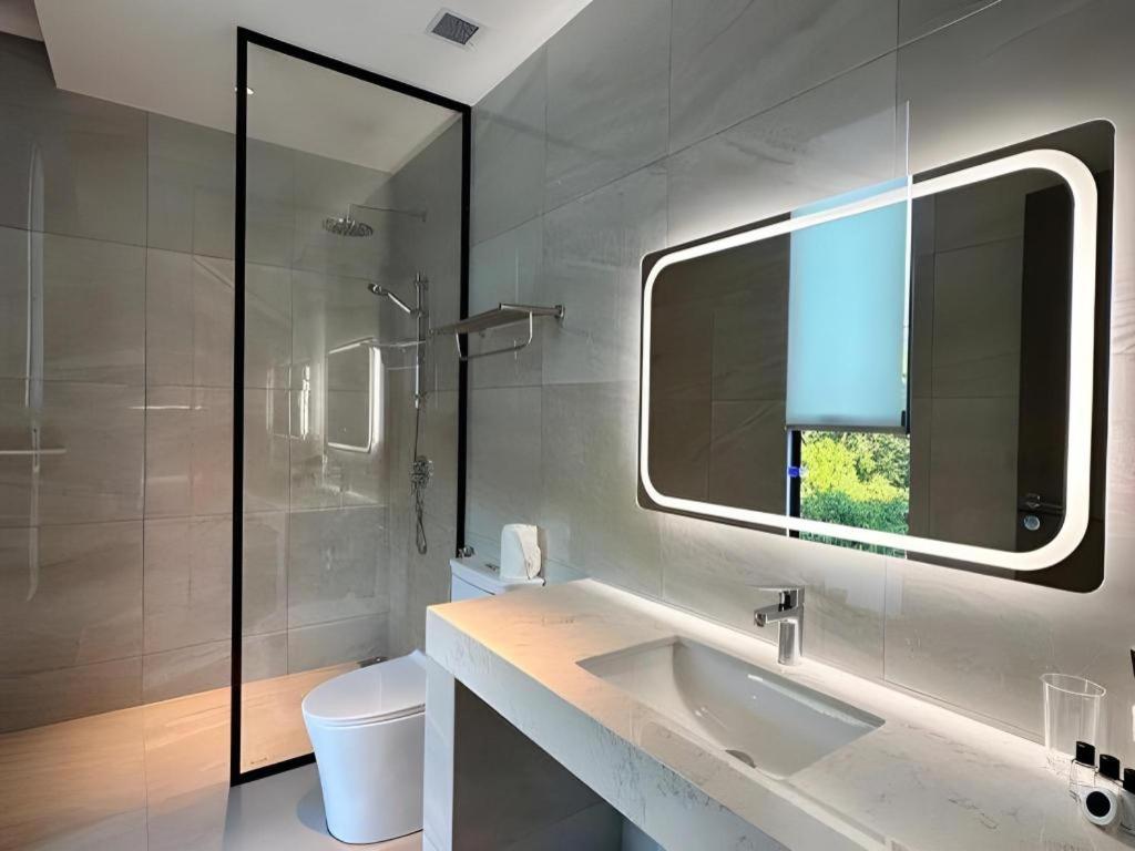 J Hotel  2