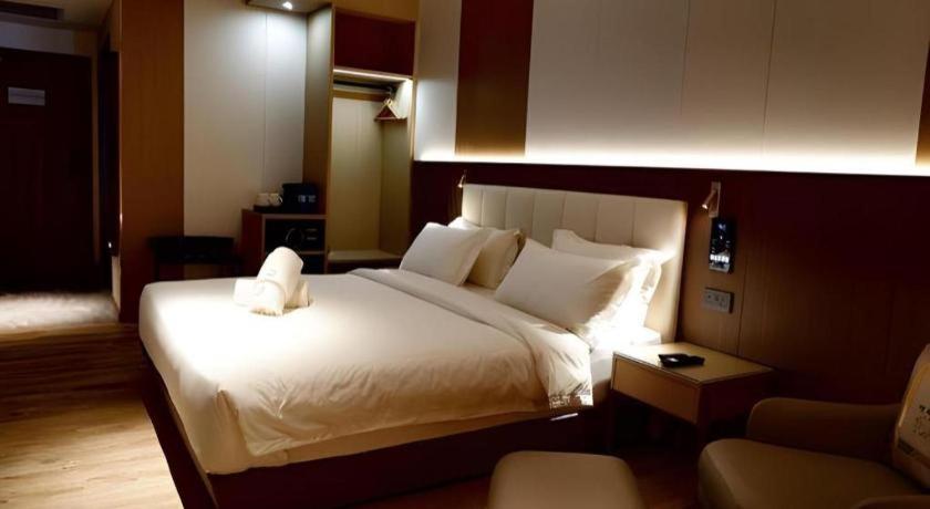 J Hotel  4