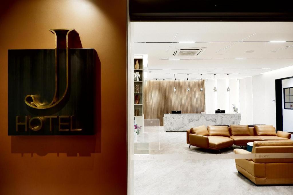 J Hotel  3