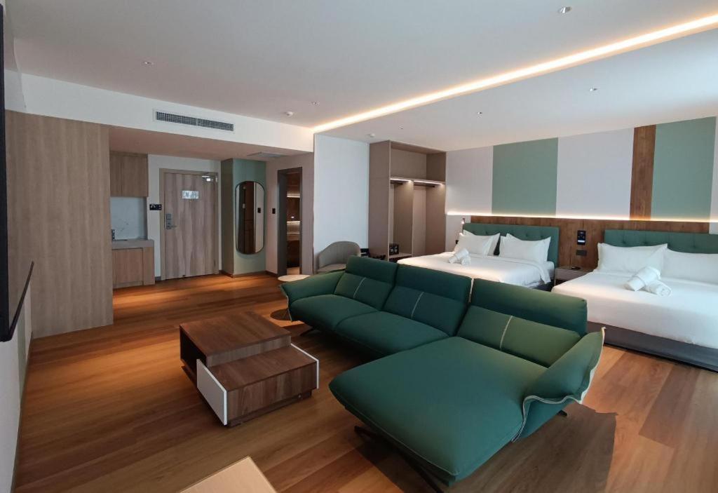J Hotel  1