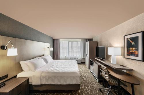 Holiday Inn Newark International Airport 1