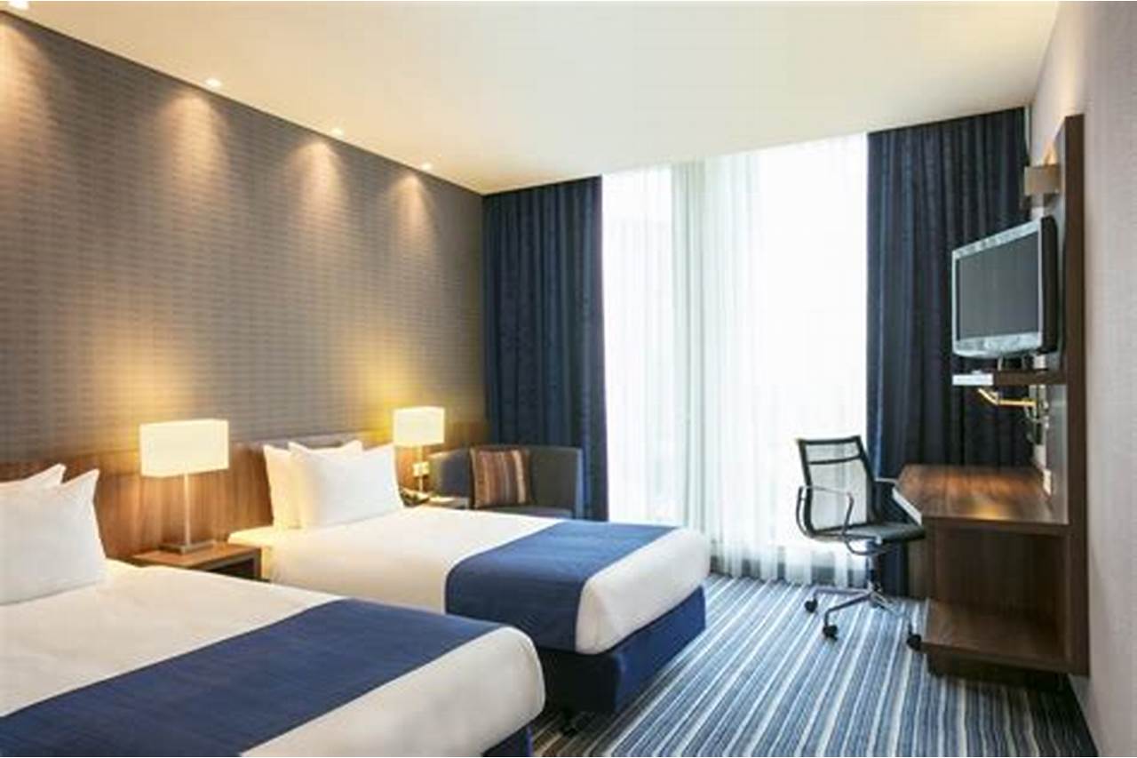 Holiday Inn Express Hotel 1