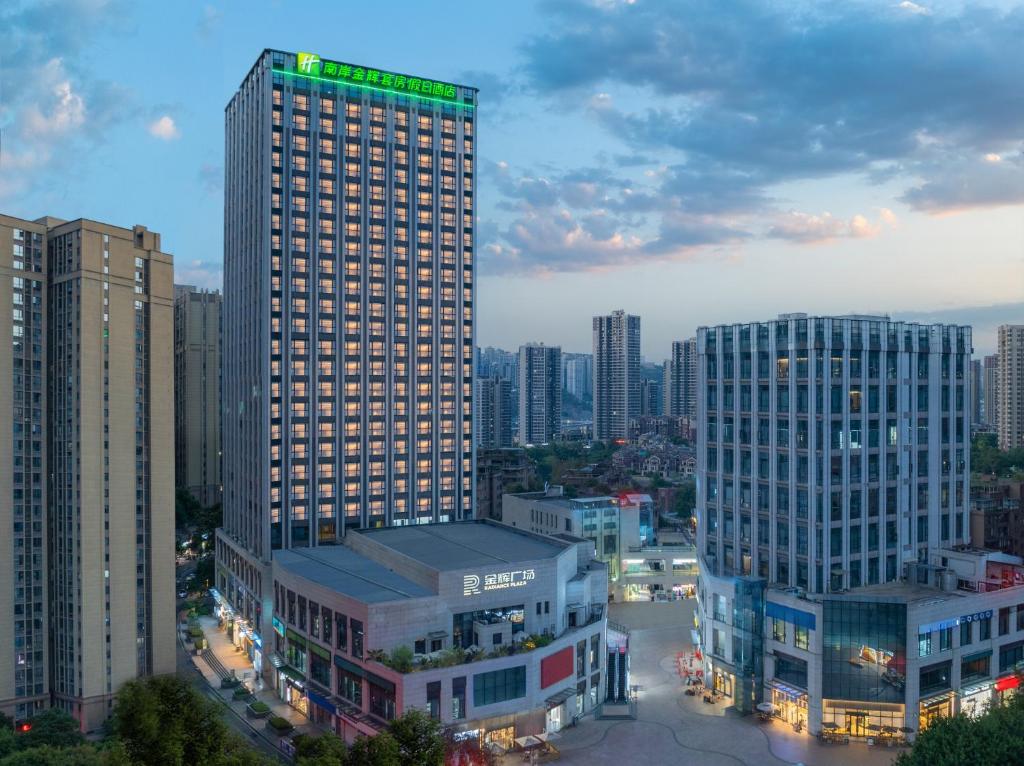 Holiday Inn Hotel and Suites  4