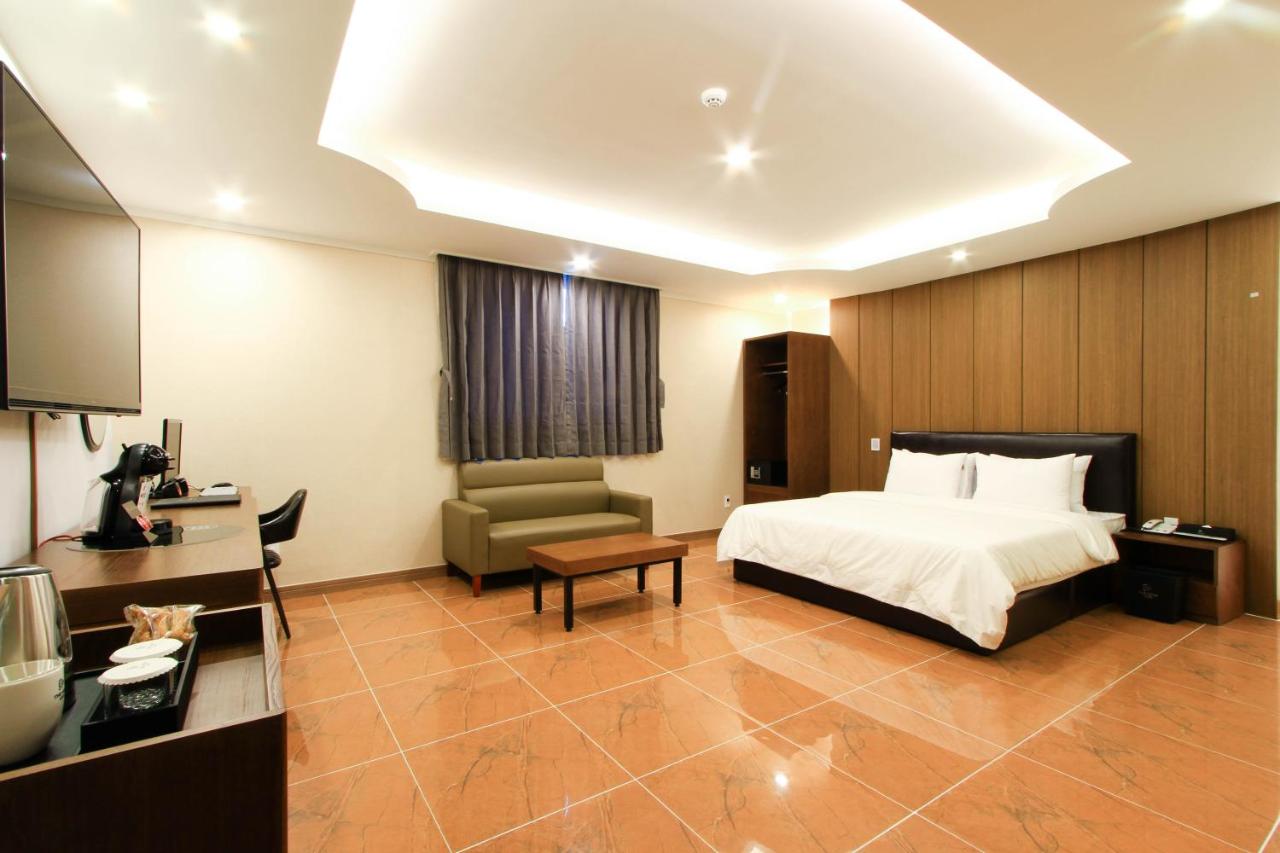 The King Hotel 11