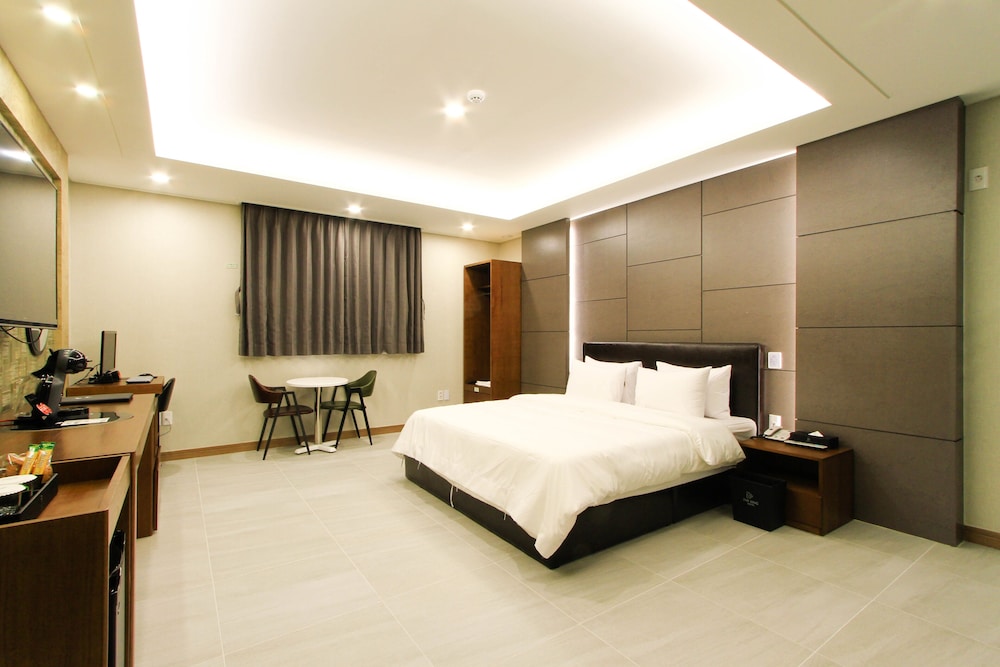 The King Hotel 2