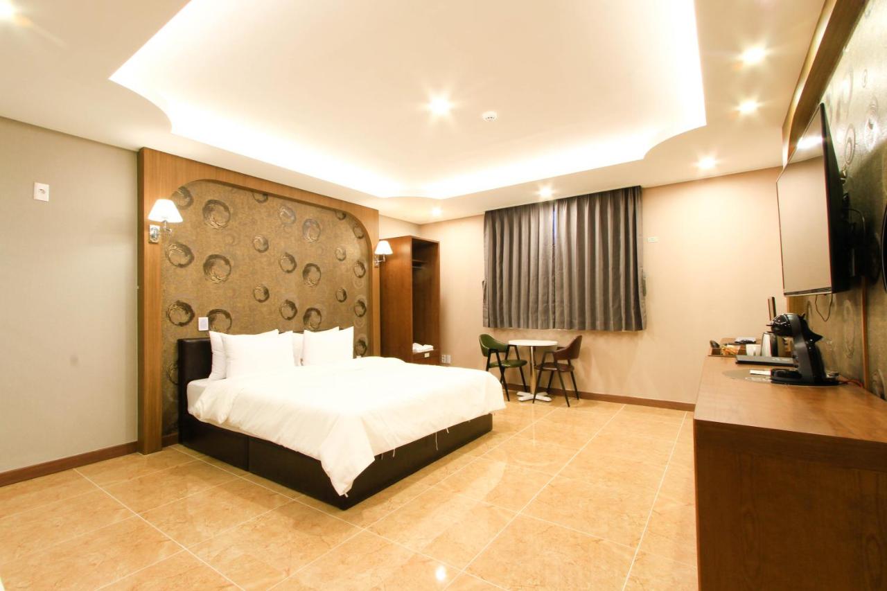 The King Hotel 8
