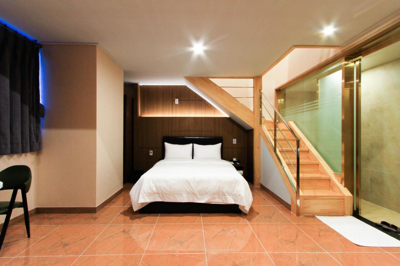 The King Hotel 14