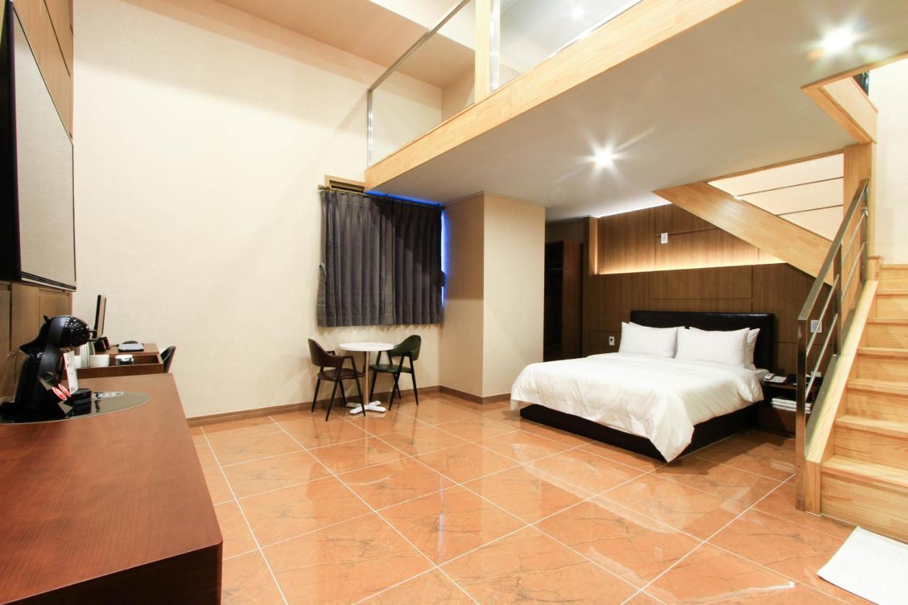 The King Hotel 10