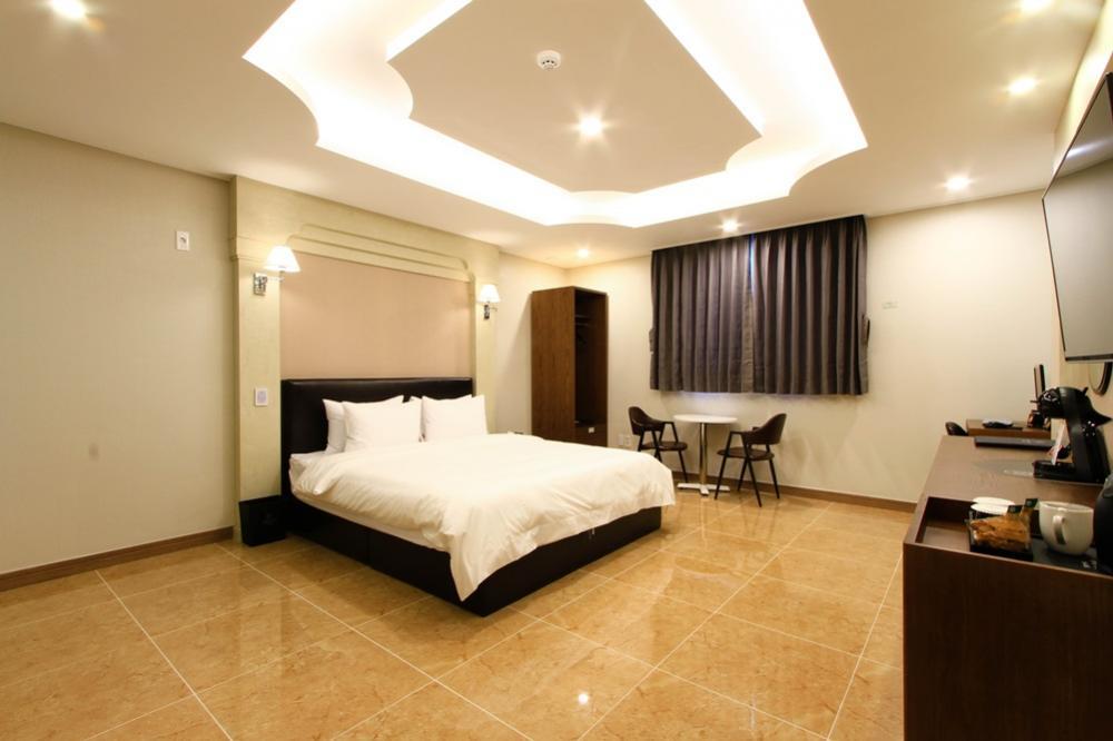 The King Hotel 3