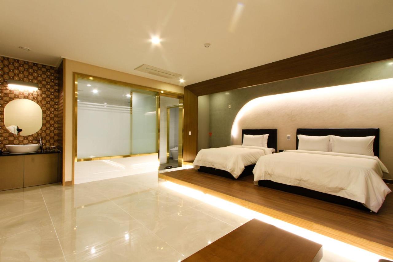 The King Hotel 16