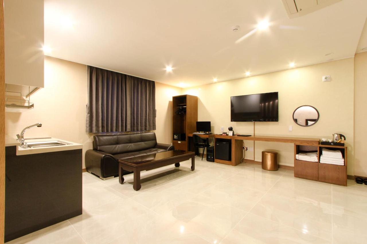 The King Hotel 6