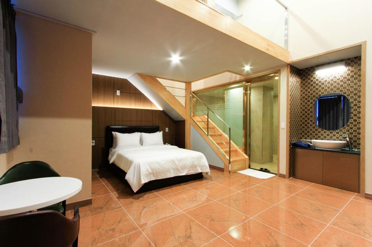 The King Hotel 12