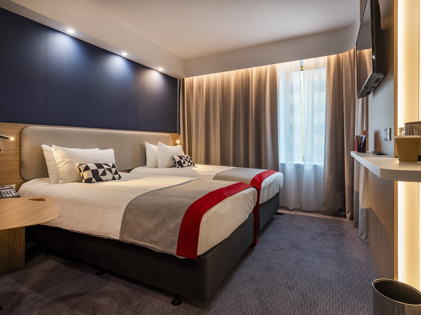 Holiday Inn Express Hotel 1