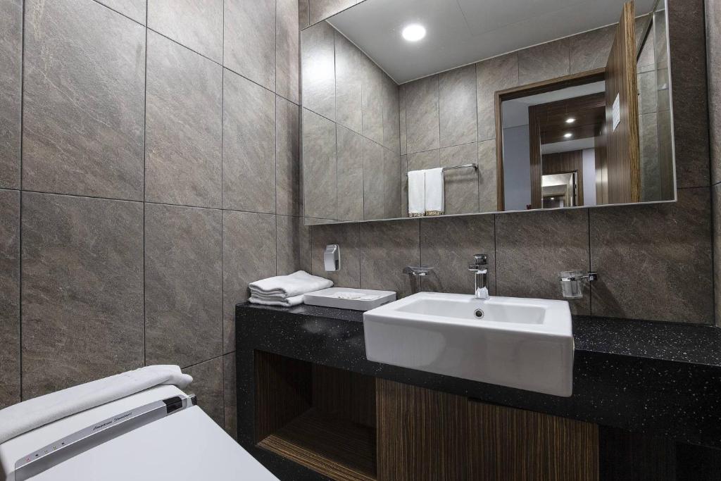 Western Grace Hotel 4