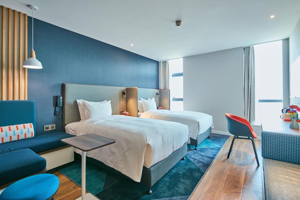Holiday Inn Express 1
