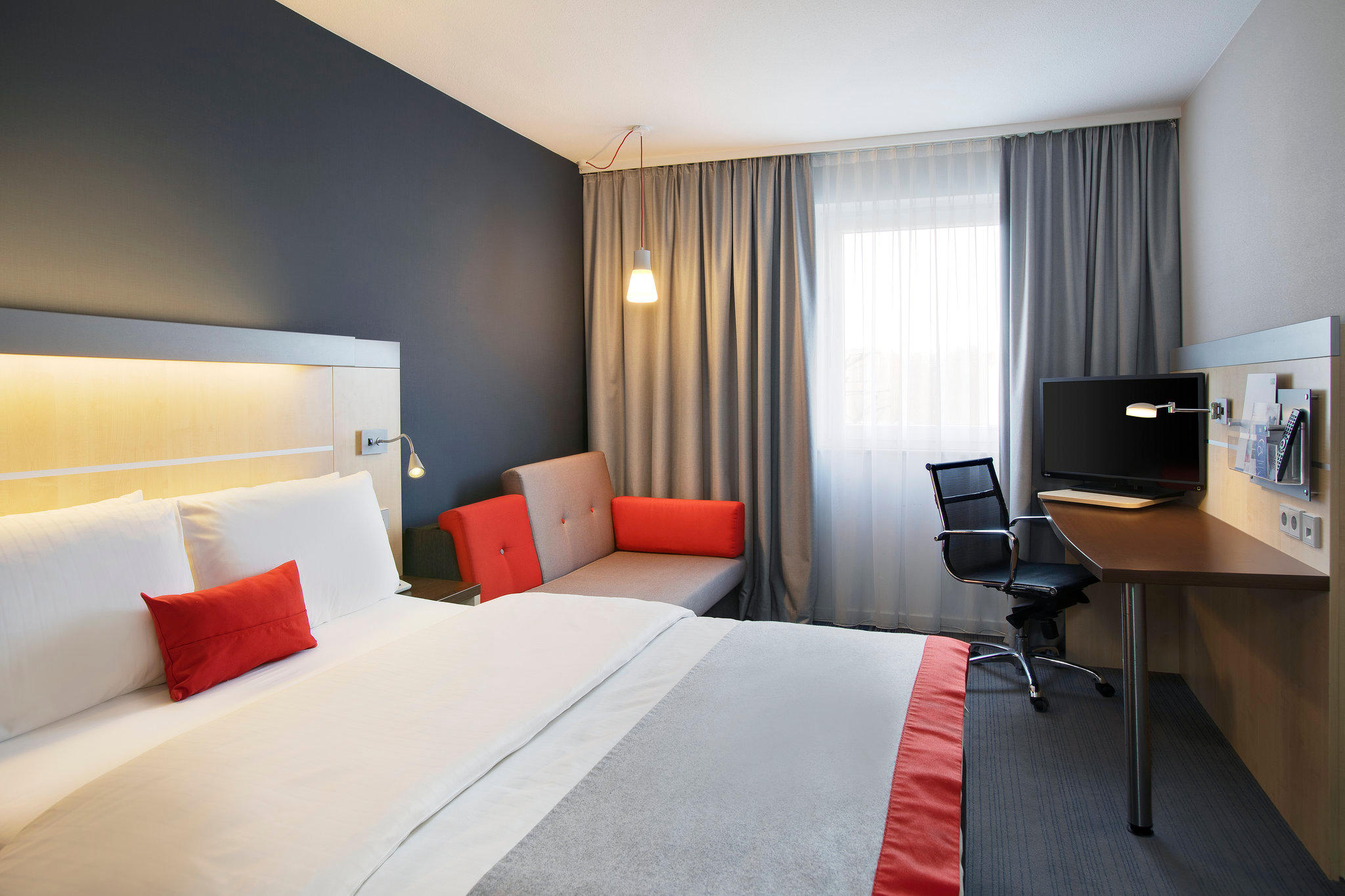 Holiday Inn Express 1