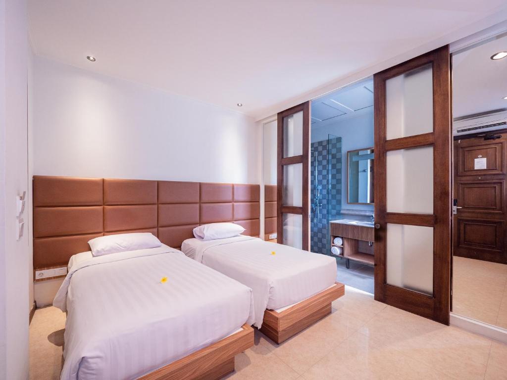 Alron Hotel Kuta 1