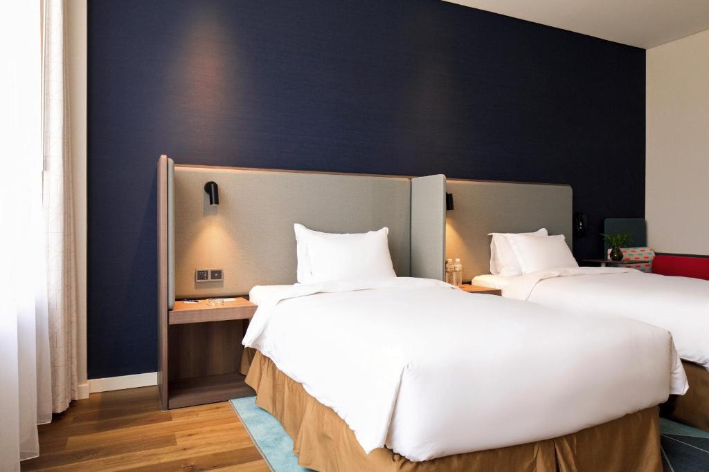 Holiday Inn Express Hotel 1