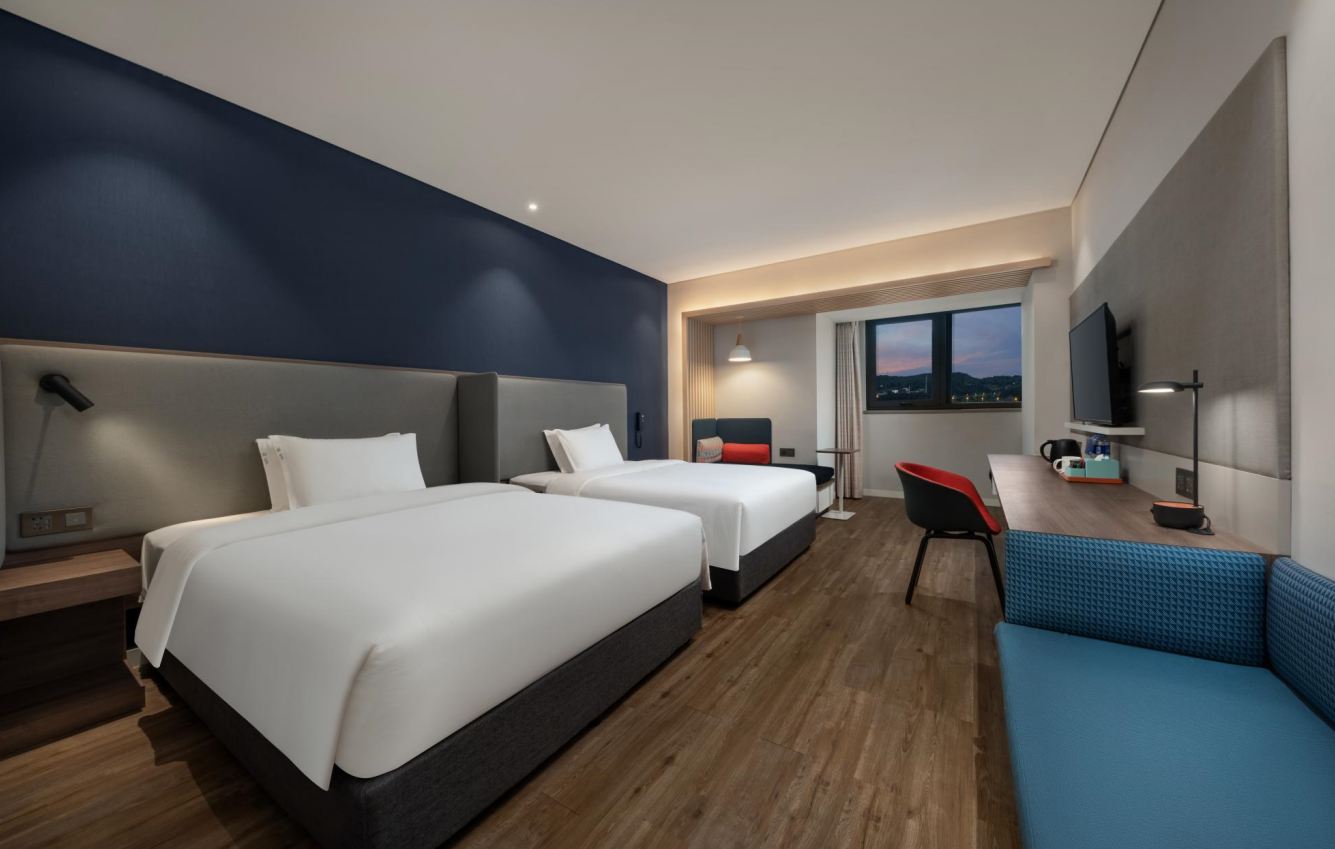 Airport Holiday Inn Express Hotel 1